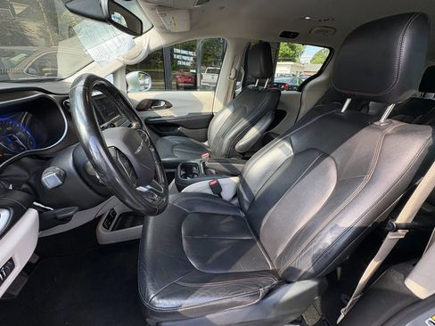 Used 2019 Chrysler Pacifica Touring-L FWD image 11