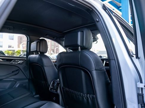 Used 2025 Porsche Macan image 34