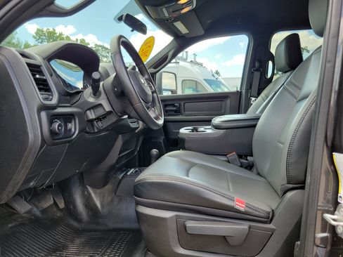 Used 2024 RAM 2500 Tradesman w/ Chrome Appearance Group AWD/4WD image 7
