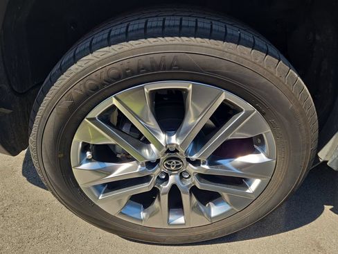 Used 2020 Toyota RAV4 Limited FWD image 5
