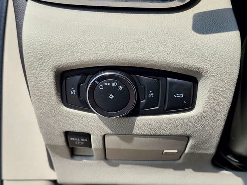 Used 2017 Lincoln Continental Select w/ Climate Package image 23