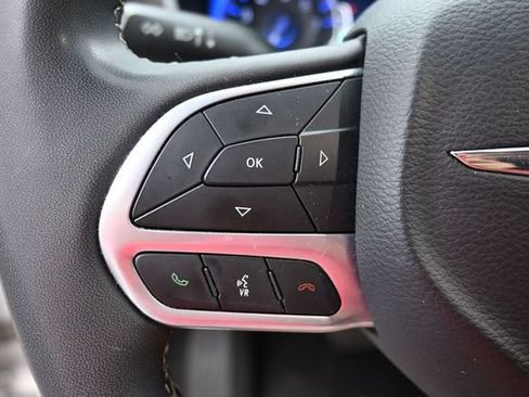 Used 2023 Chrysler Pacifica Touring-L FWD image 31