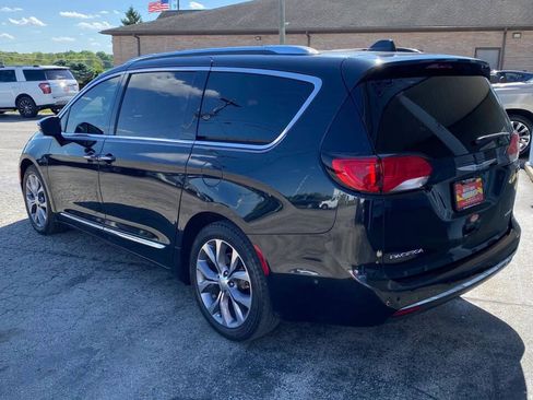 Used 2019 Chrysler Pacifica Limited w/ Tire & Wheel Group FWD image 3