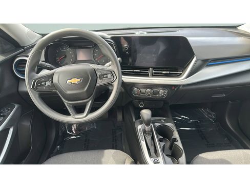Used 2025 Chevrolet Trax LS FWD image 9