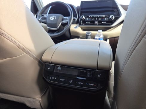 Used 2021 Toyota Highlander Platinum AWD/4WD image 26