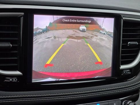 Used 2022 Chrysler Pacifica Touring-L image 9