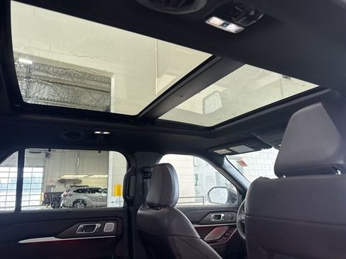 Used 2025 Ford Explorer Platinum image 18