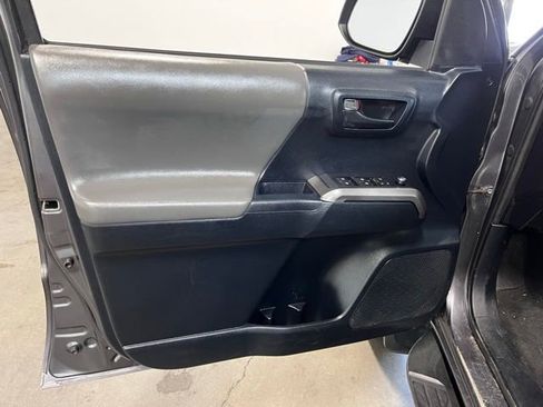 Used 2016 Toyota Tacoma SR5 RWD image 24