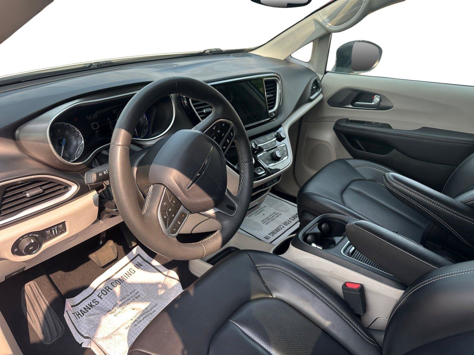 Used 2023 Chrysler Pacifica Touring-L FWD image 10