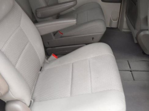 Used 2010 Chrysler Town & Country Touring image 31