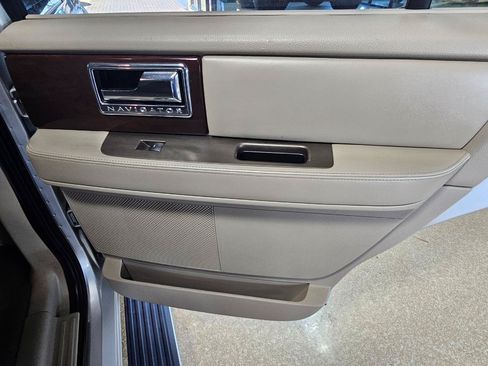 Used 2014 Lincoln Navigator 4WD image 17
