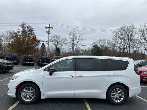New 2026 Chrysler Pacifica Select image 4