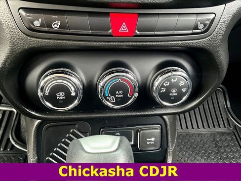 Used 2017 Jeep Renegade Latitude w/ Cold Weather Group image 15