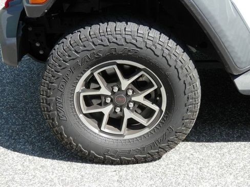 Used 2024 Jeep Gladiator Rubicon w/ Technology Group AWD/4WD image 13