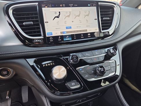 New 2026 Chrysler Pacifica Limited w/ Uconnect Theater Family Group FWD image 7