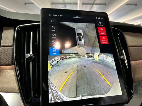 New 2026 Volvo XC90 B6 Plus w/ Protection Package Premier image 17