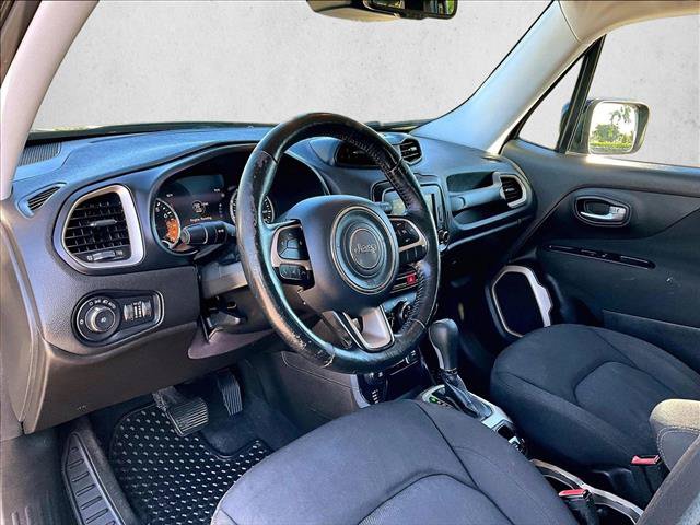 Used 2017 Jeep Renegade Latitude AWD/4WD image 14