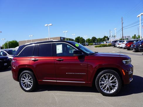 Used 2022 Jeep Grand Cherokee Summit w/ Advanced Protech Group IV AWD/4WD image 37