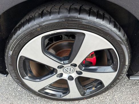 Used 2017 Volkswagen Golf 4-Door FWD image 17