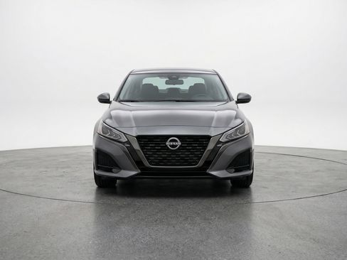 Used 2025 Nissan Altima 2.5 SV image 2