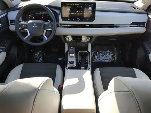 New 2025 Mitsubishi Outlander SE image 16