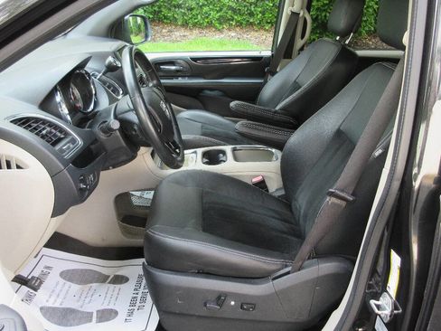 Used 2017 Dodge Grand Caravan SXT FWD image 9