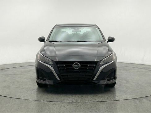 Used 2025 Nissan Altima 2.5 SV FWD image 2