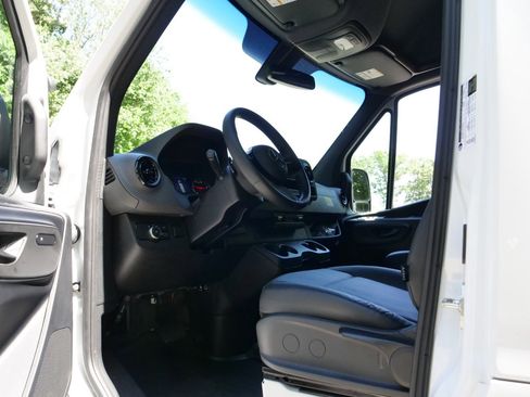 Used 2025 Mercedes-Benz Sprinter 2500 image 14