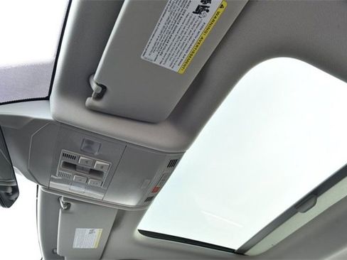 Certified 2025 Volkswagen Jetta SE image 22