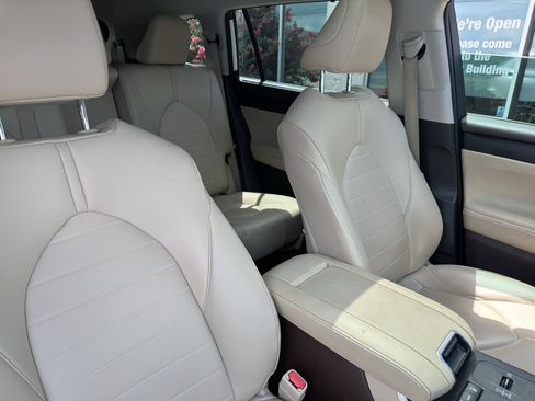 Used 2020 Toyota Highlander XLE FWD image 13