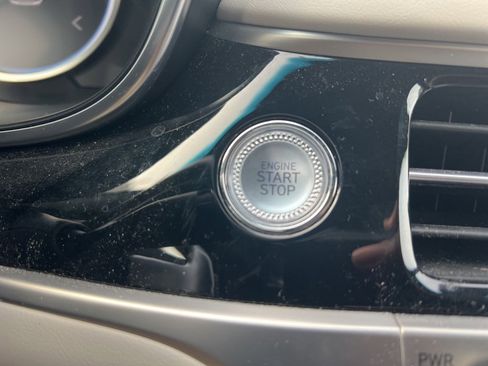 Used 2025 Genesis G70 2.5T image 20