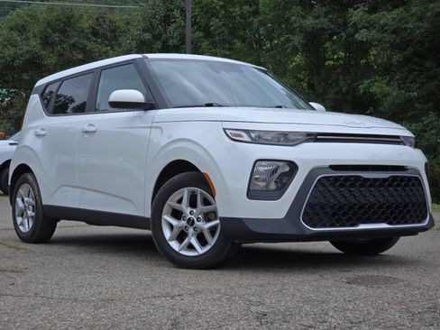 Used 2022 Kia Soul LX w/ Technology Package FWD image 2