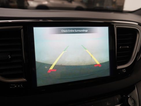 Used 2025 Chrysler Pacifica Select FWD image 24