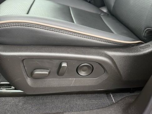 Used 2025 GMC Canyon Denali image 16