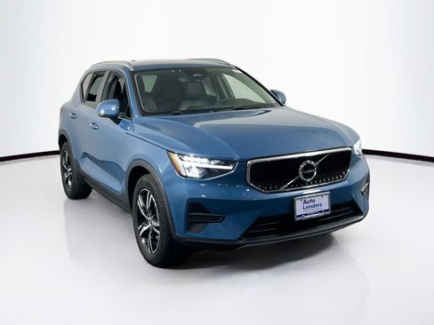 Used 2023 Volvo XC40 B5 Core w/ Convenience Package AWD/4WD image 3