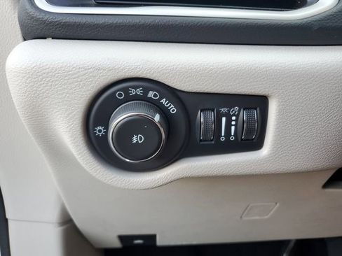 Used 2024 Chrysler Pacifica Touring-L image 28