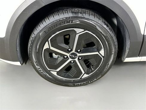 Used 2024 Kia Niro LX image 10