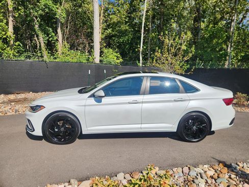 Certified 2025 Volkswagen Jetta SE w/ Sunroof Package image 2