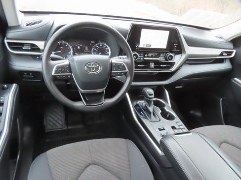 Used 2023 Toyota Highlander L image 4