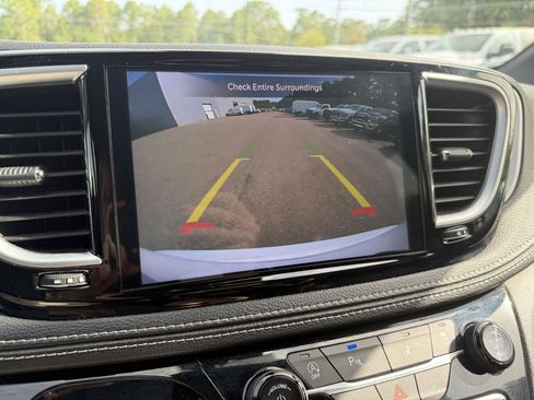 Used 2025 Chrysler Pacifica Limited FWD image 12