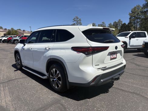 Used 2021 Toyota Highlander XLE AWD/4WD image 4