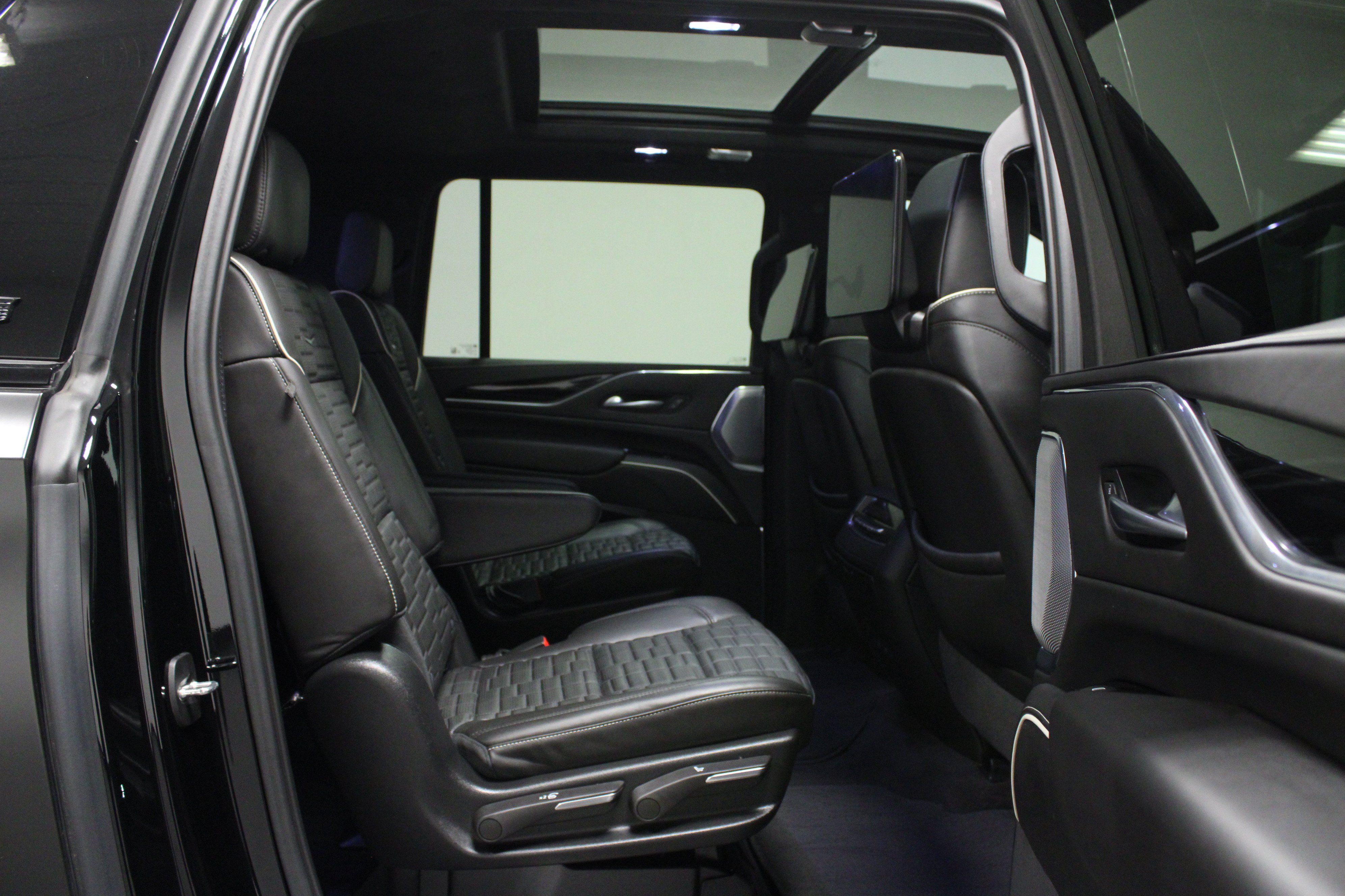 Used 2024 Cadillac Escalade ESV V AWD/4WD image 17