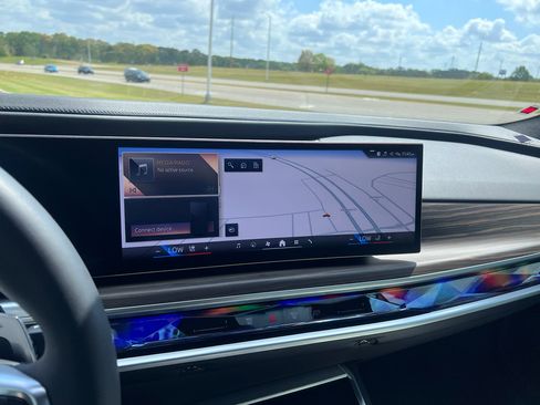 Used 2025 BMW 740i RWD image 18