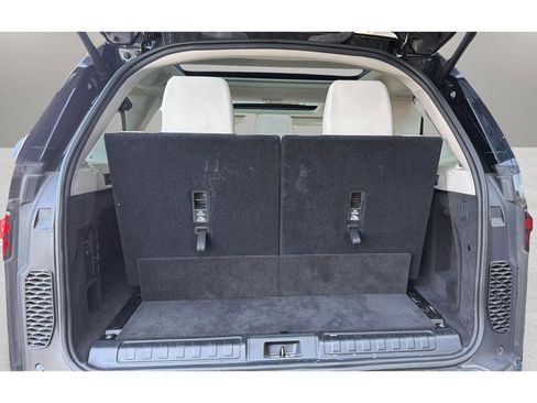 Used 2025 Land Rover Discovery S image 16