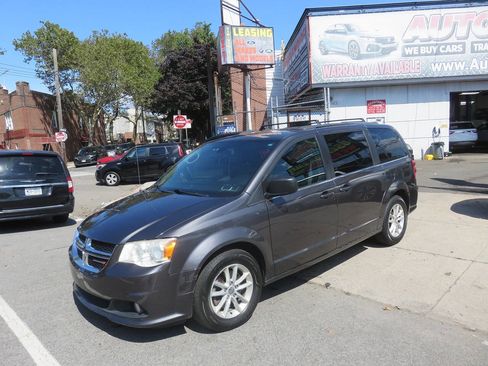 Used 2019 Dodge Grand Caravan SXT FWD image 2