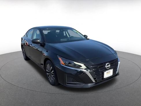 Used 2025 Nissan Altima 2.5 SV image 3