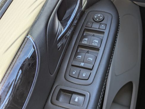 Used 2016 Chrysler Town & Country Touring FWD image 22