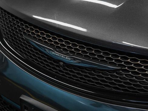 Used 2020 Chrysler Pacifica Limited FWD image 8