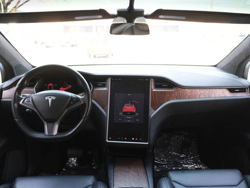 Used 2018 Tesla Model X 75D image 32