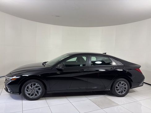 New 2025 Hyundai Elantra Hybrid FWD image 2